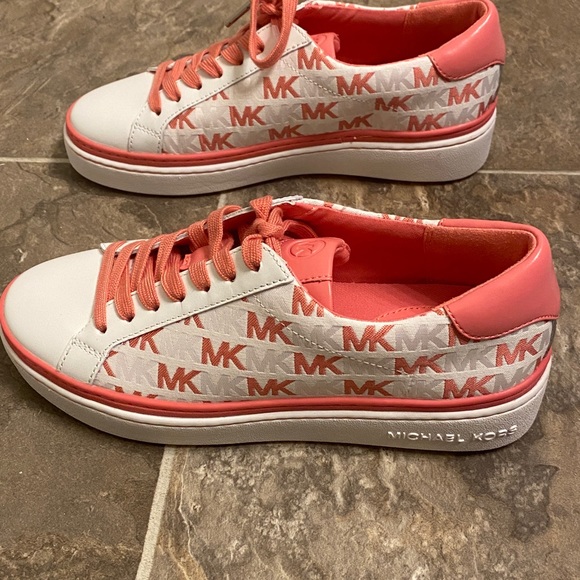 MICHAEL Michael Kors logo printed
Chapman Platform Sneakers - Picture 11 of 12